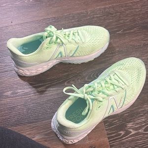New balance women’s tennis shoes size 7